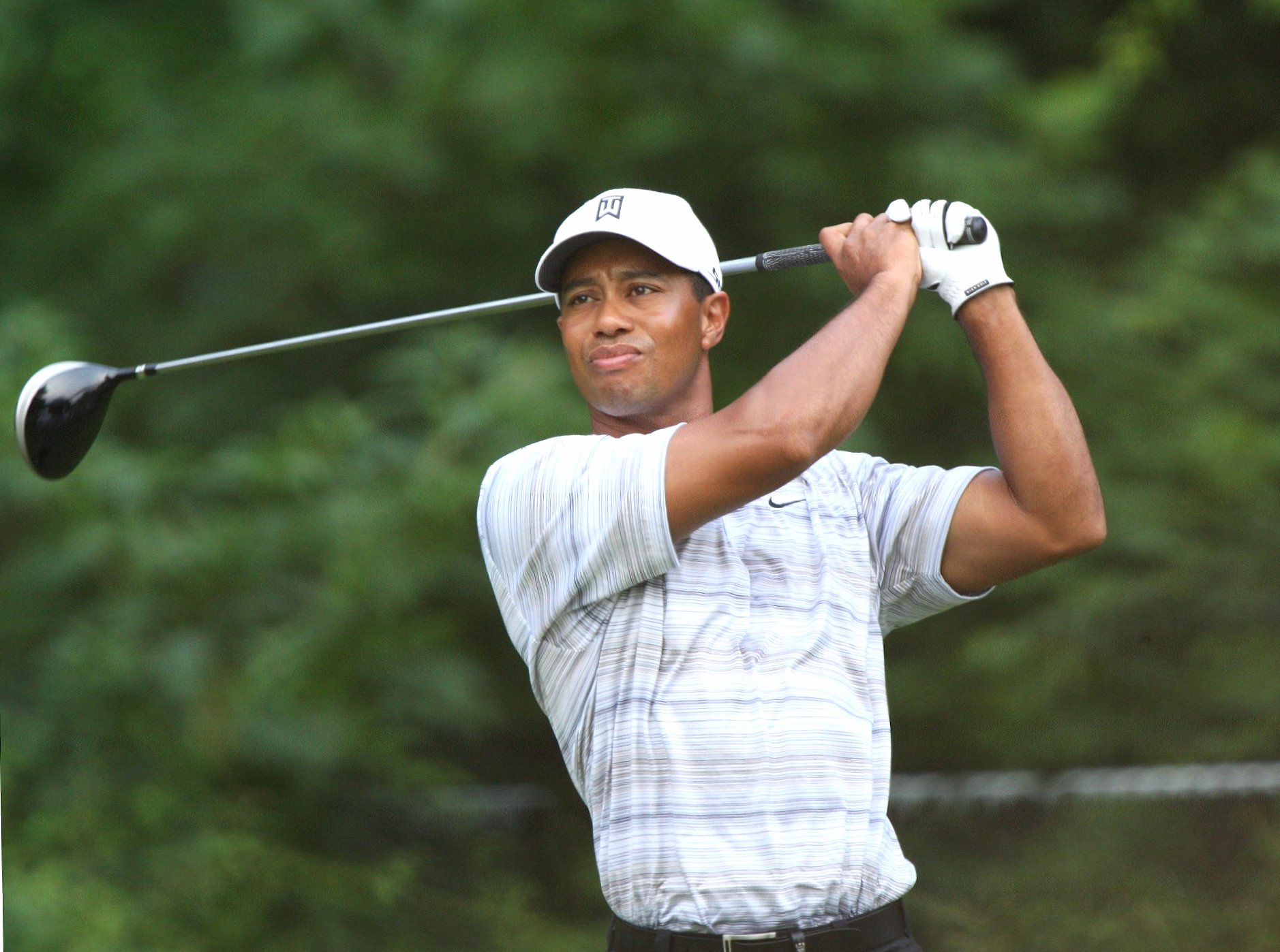 Tiger woods at 640 x 960 iPhone 4 size wallpapers HD quality