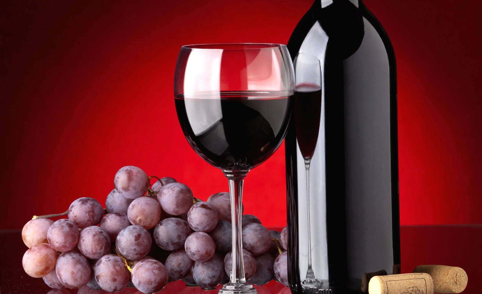 Wine red glass and bottle at 1600 x 1200 size wallpapers HD quality