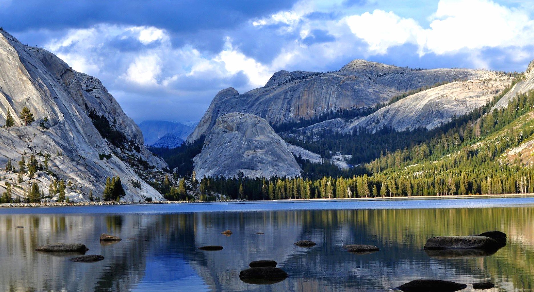Amazing mountains lake at 640 x 1136 iPhone 5 size wallpapers HD quality