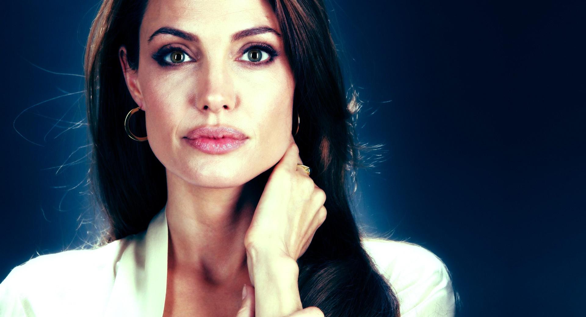 Angelina Jolie New at 1152 x 864 size wallpapers HD quality