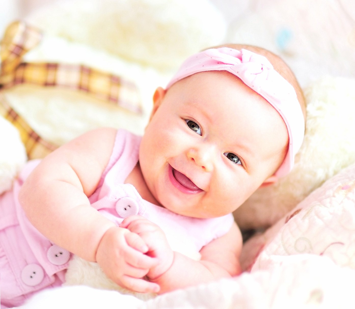 Baby Smile at 1152 x 864 size wallpapers HD quality