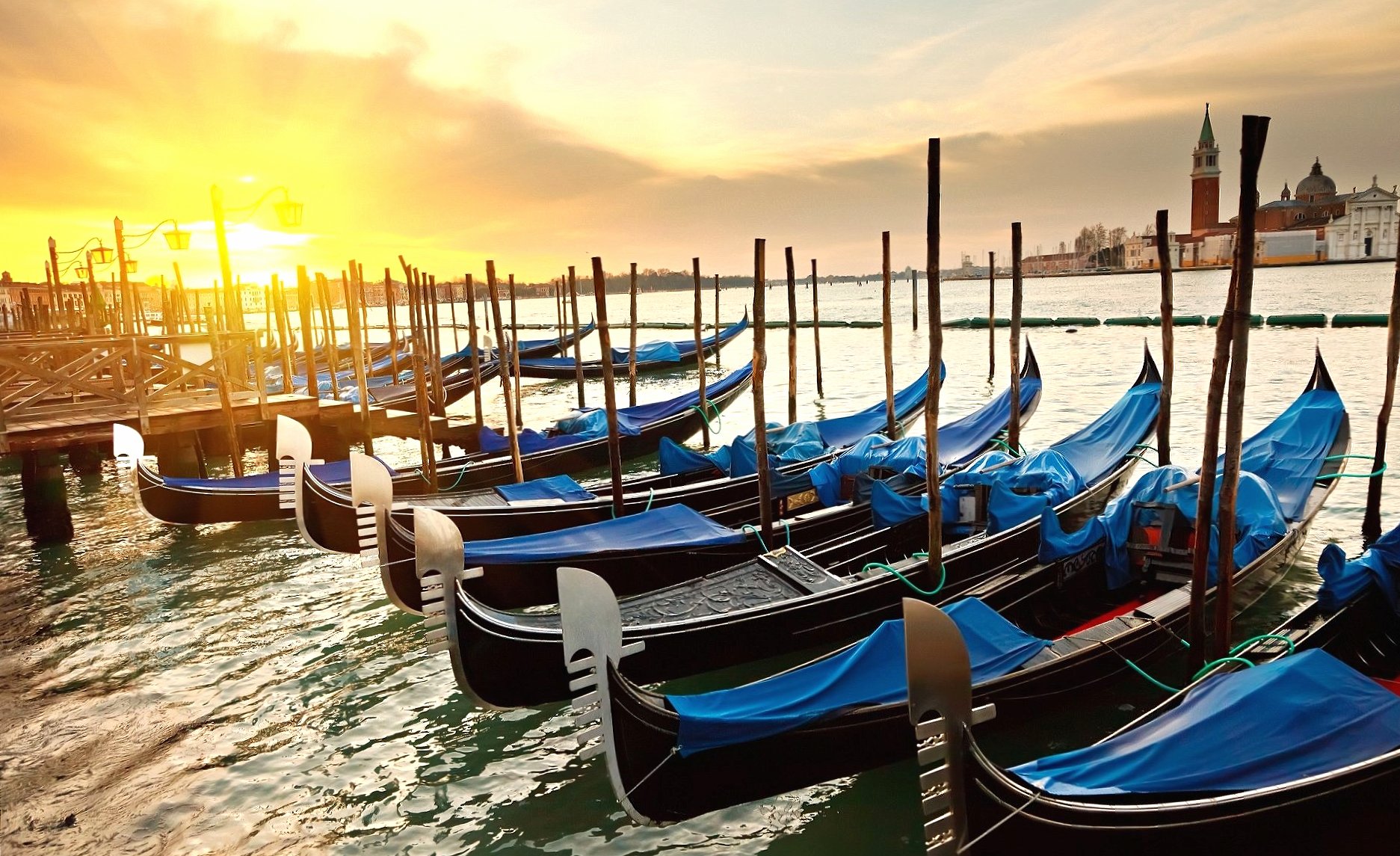 Boats venice gondole at 750 x 1334 iPhone 6 size wallpapers HD quality