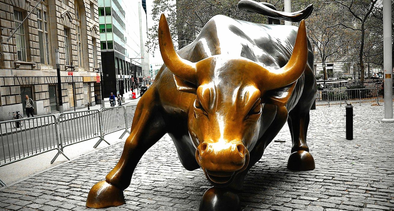 bull statue in manhattan at 1024 x 1024 iPad size wallpapers HD quality