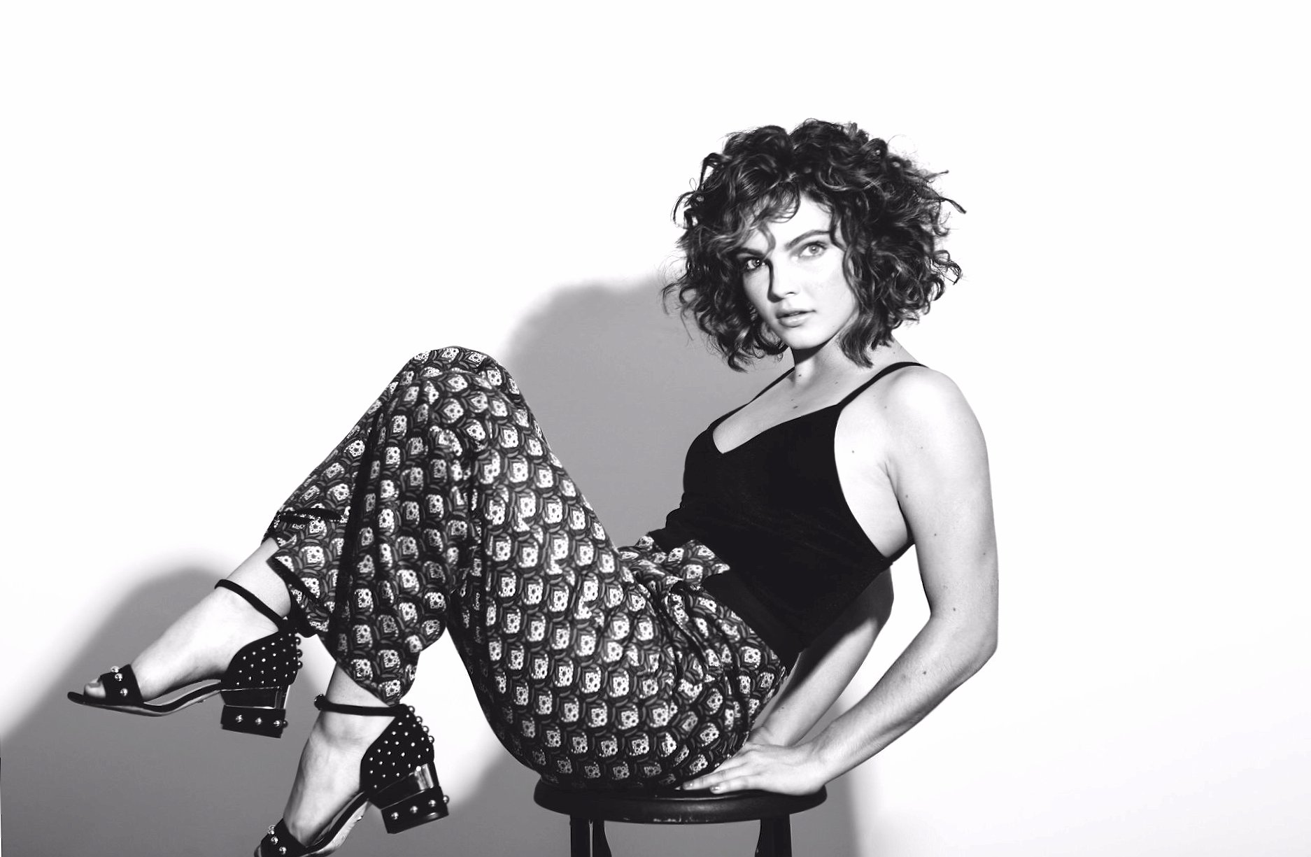 Camren Bicondova at 320 x 480 iPhone size wallpapers HD quality