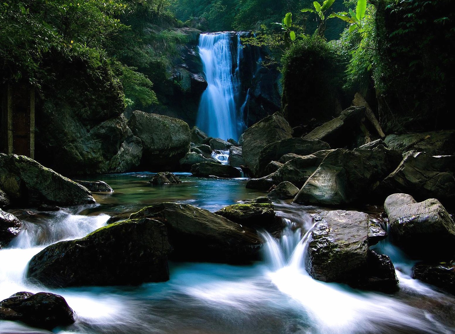 Clear waterfall at 1600 x 1200 size wallpapers HD quality