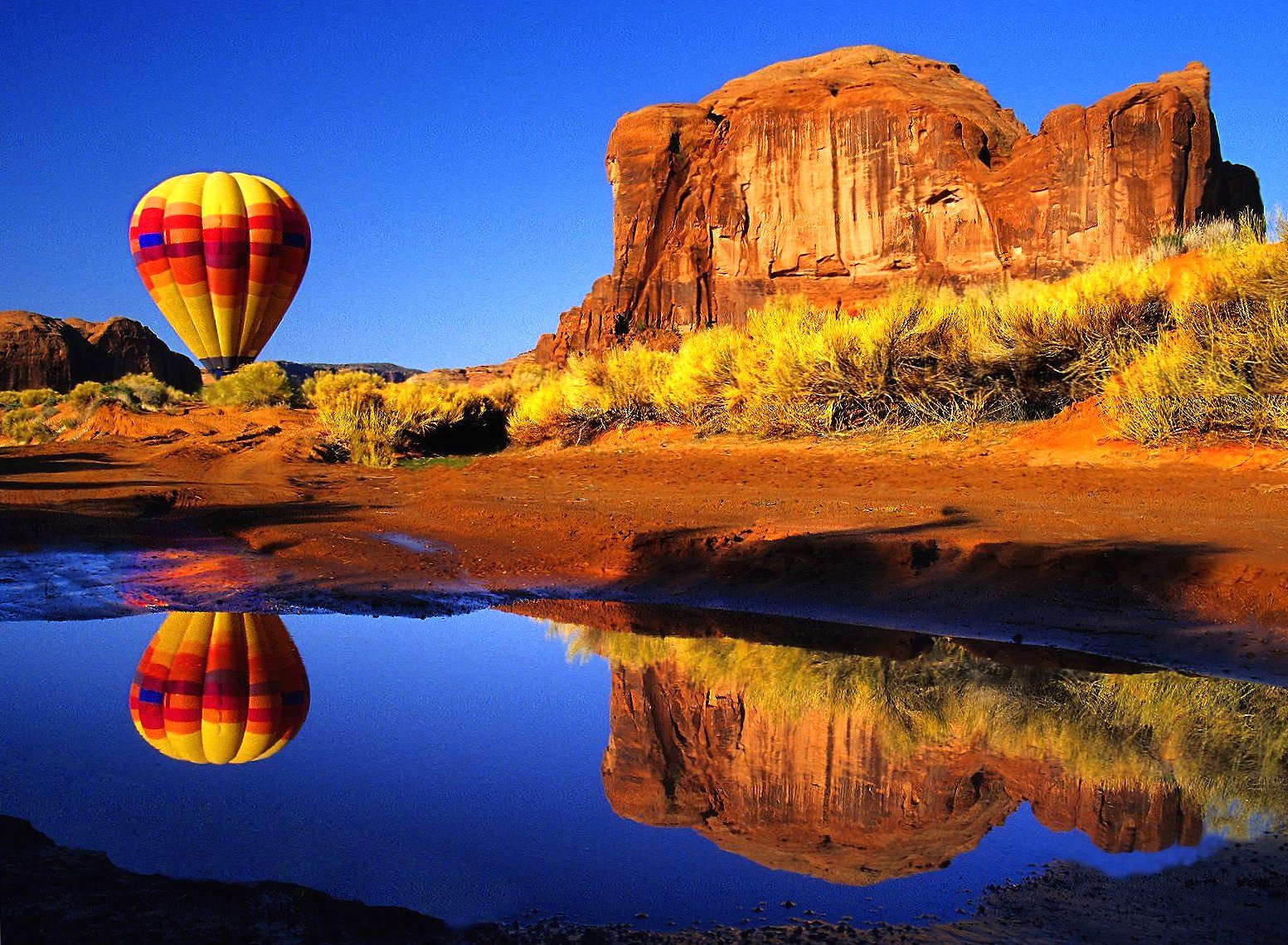 Desert air balloon at 320 x 480 iPhone size wallpapers HD quality