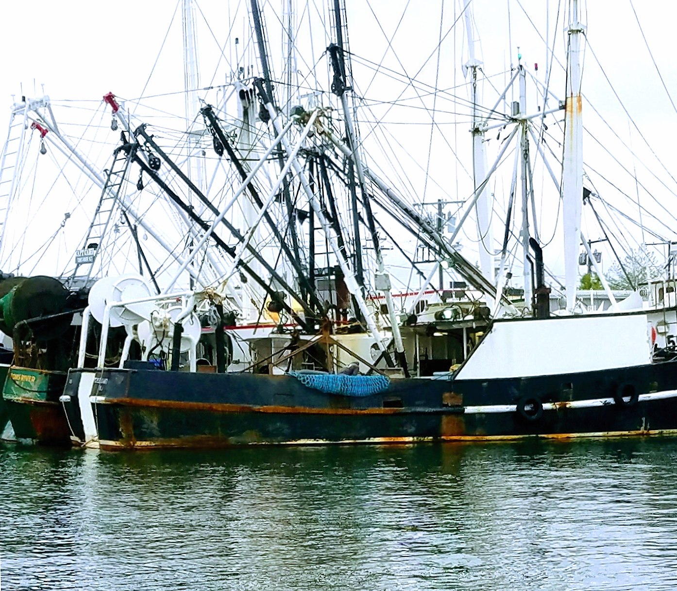 Docked fishing boats at 640 x 960 iPhone 4 size wallpapers HD quality