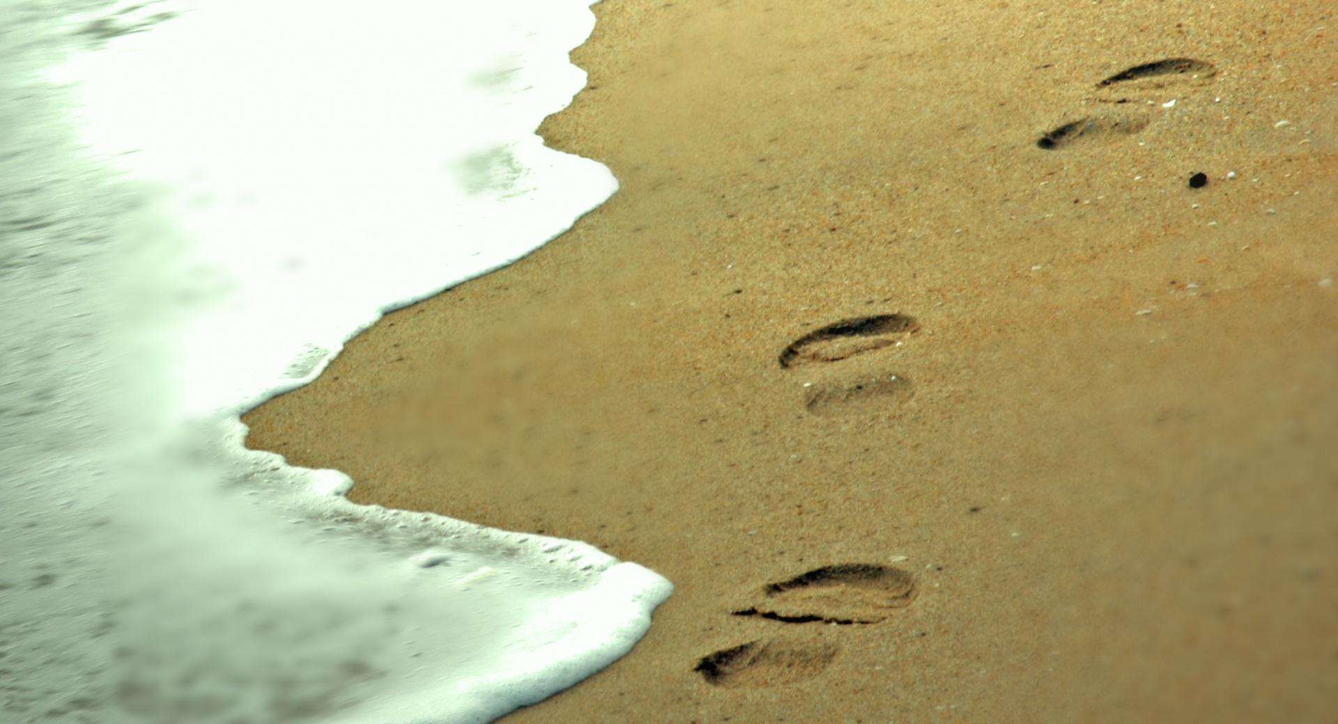 Footprints in the Sand at 1280 x 960 size wallpapers HD quality
