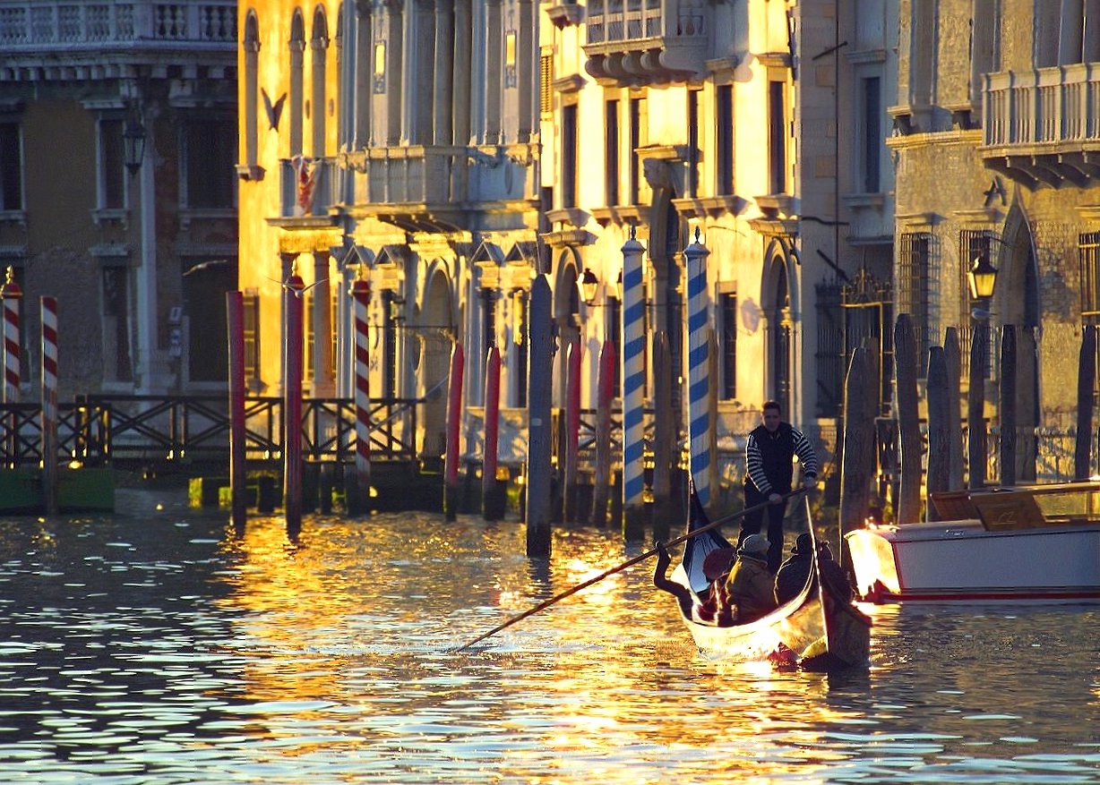 Gondola in venice italy at 640 x 960 iPhone 4 size wallpapers HD quality