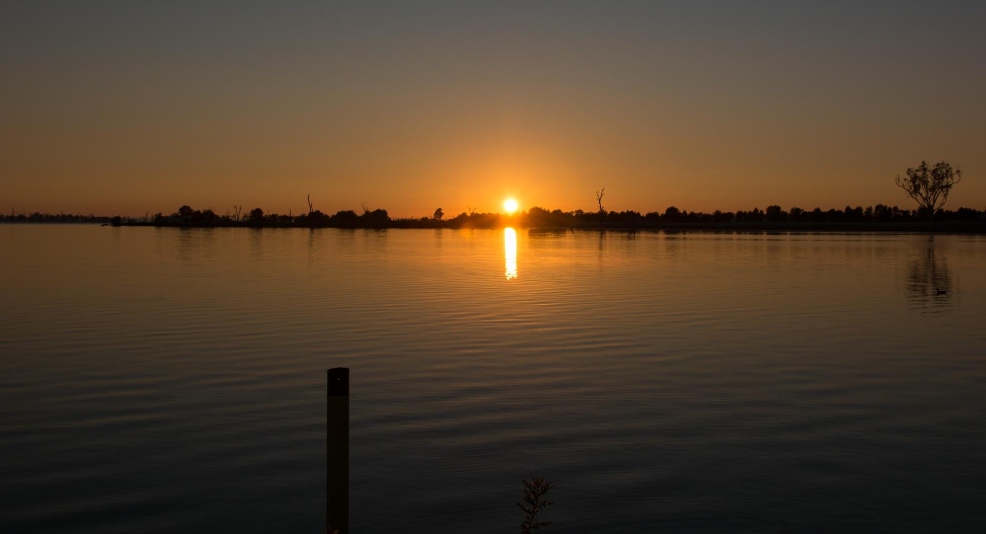 Lake Mulwala Sunrise at 320 x 480 iPhone size wallpapers HD quality