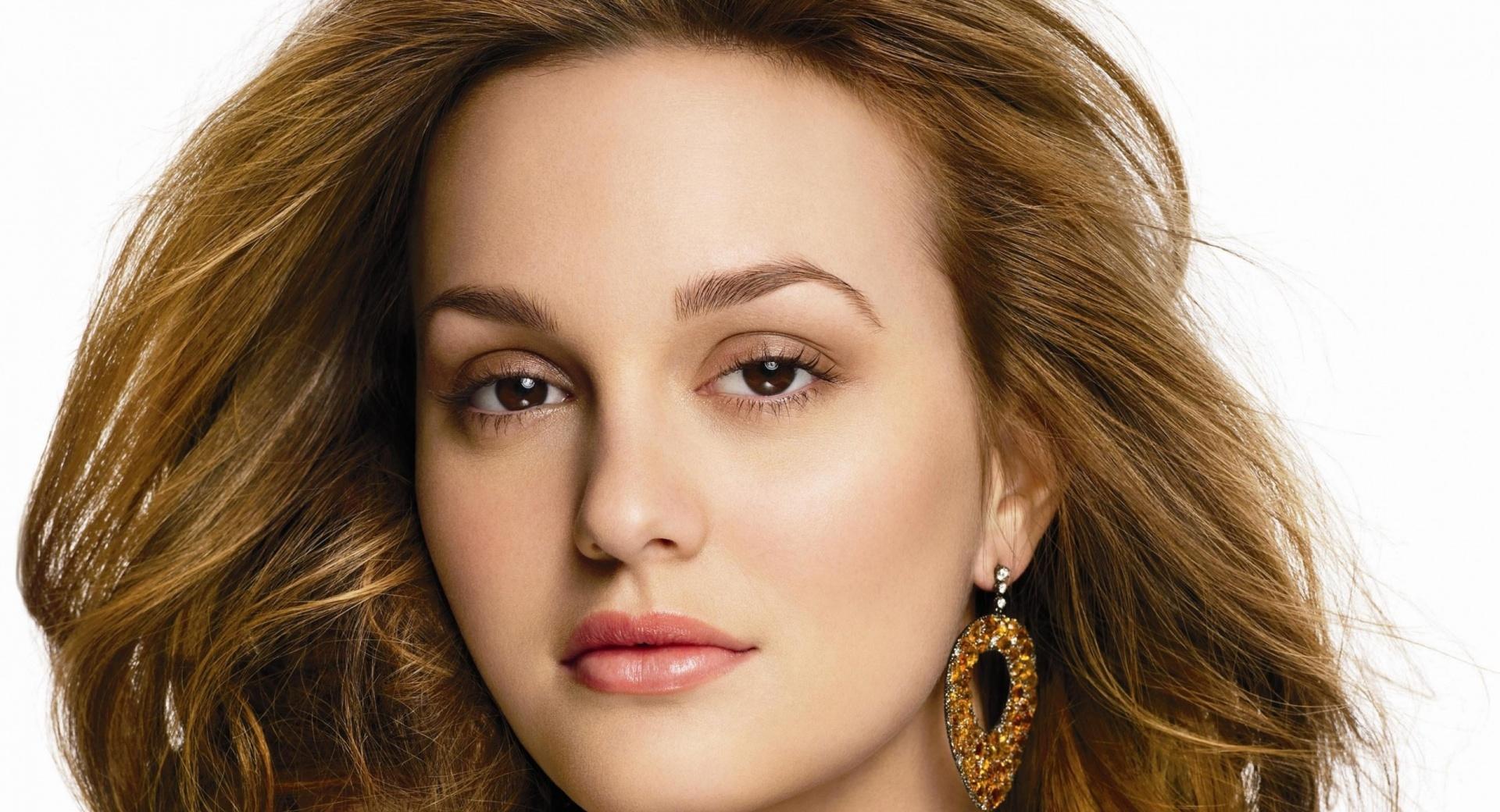 Leighton Meester Portrait at 320 x 480 iPhone size wallpapers HD quality