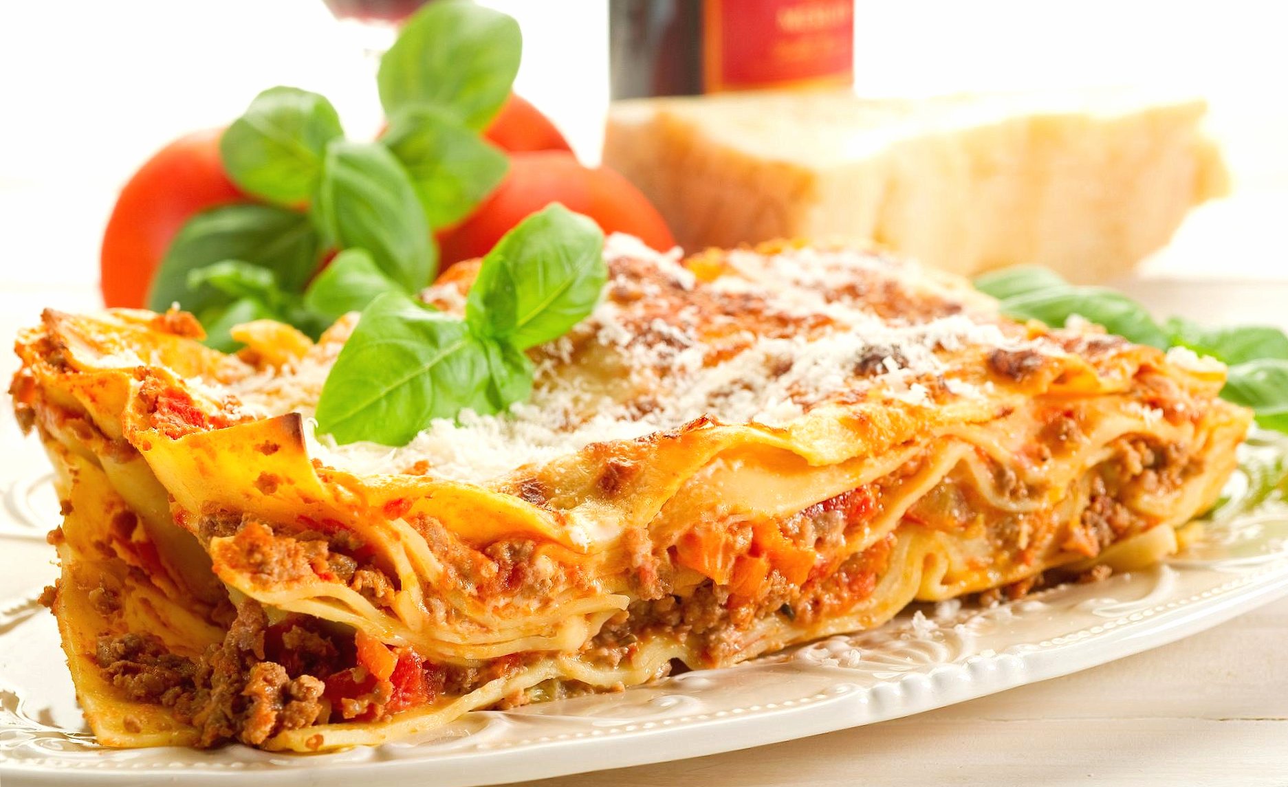 Pie with meat souce pasticcio italy at 1334 x 750 iPhone 7 size wallpapers HD quality