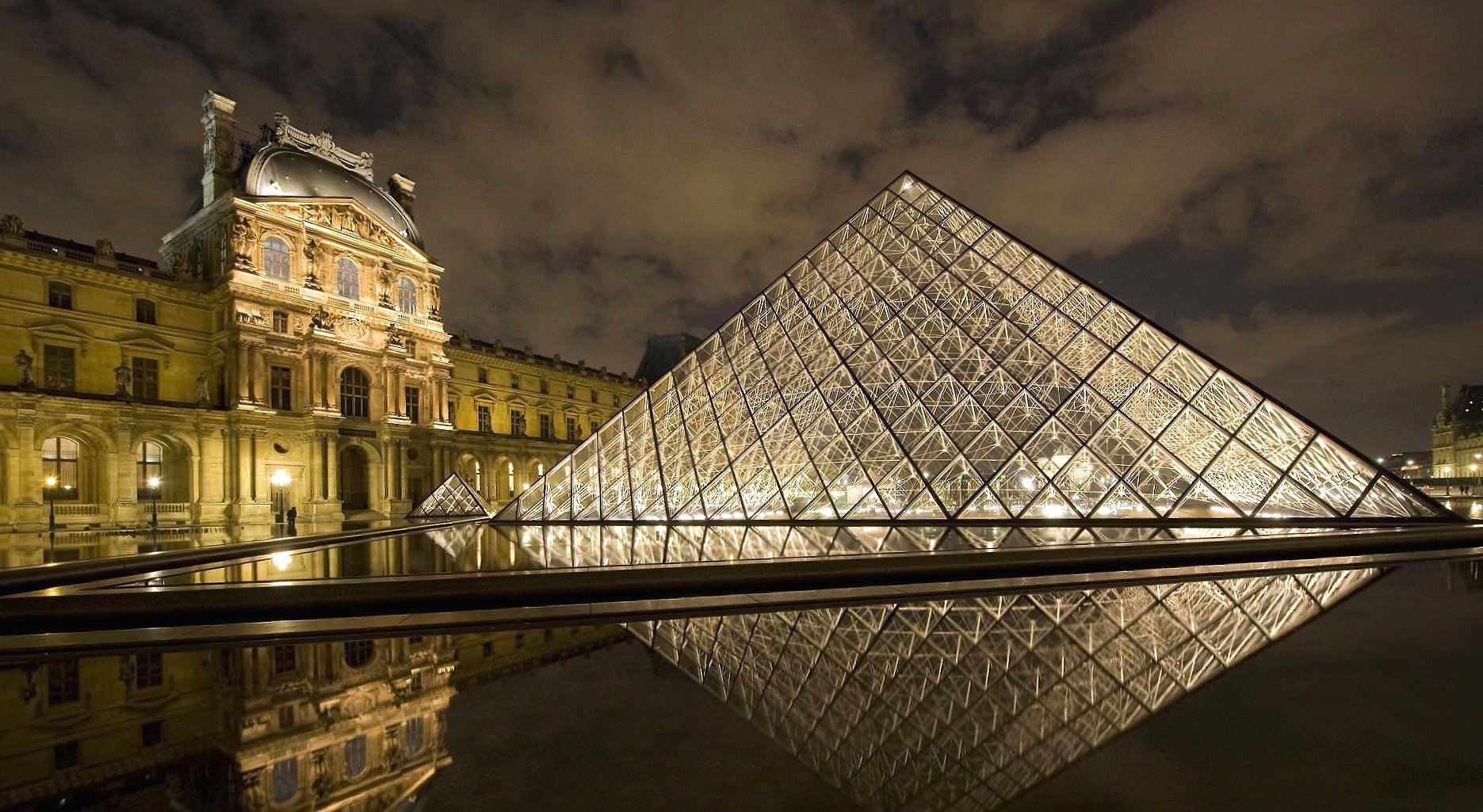 Piramyd in louvre at 320 x 480 iPhone size wallpapers HD quality