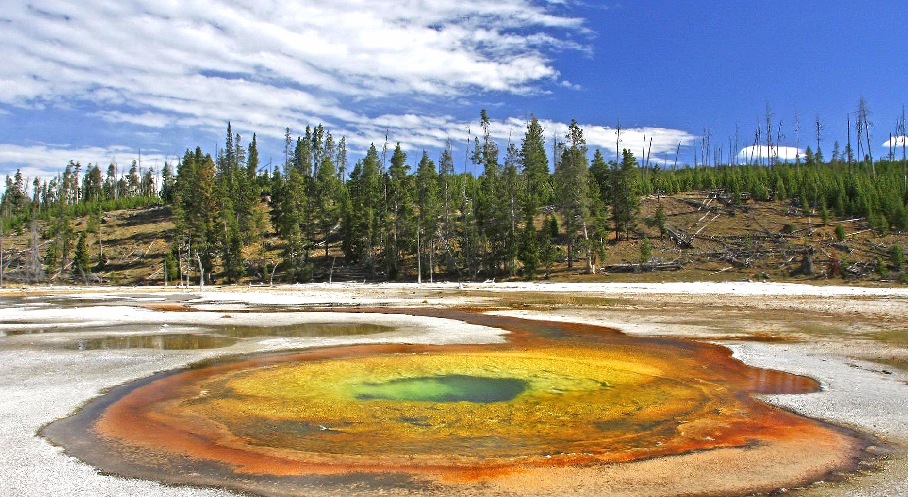 Puddle geyser wellowstone at 640 x 1136 iPhone 5 size wallpapers HD quality