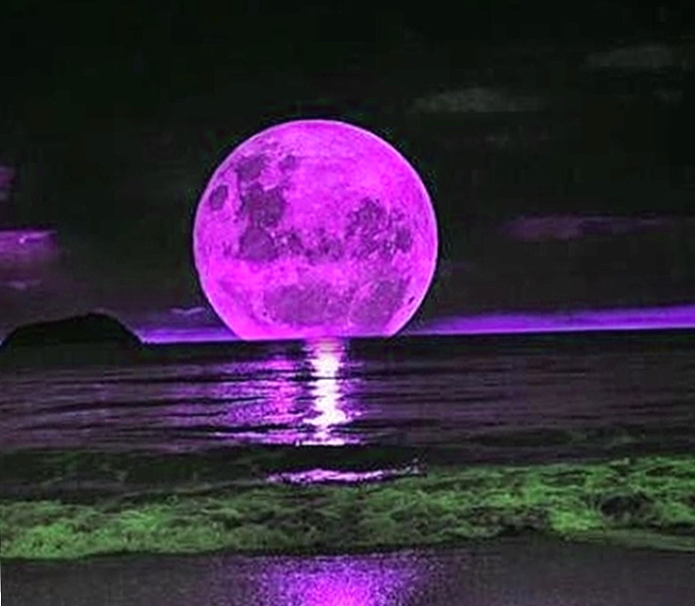Purple Full Moon at 2048 x 2048 iPad size wallpapers HD quality