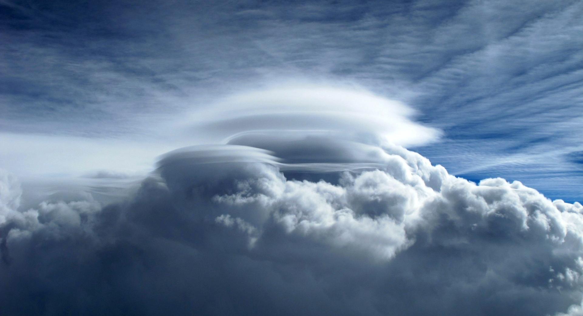 Radial Crown Cloud at 1600 x 1200 size wallpapers HD quality
