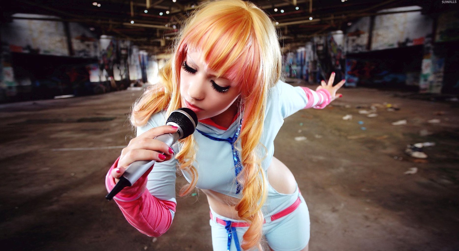 Singing blonde in the garage at 640 x 960 iPhone 4 size wallpapers HD quality