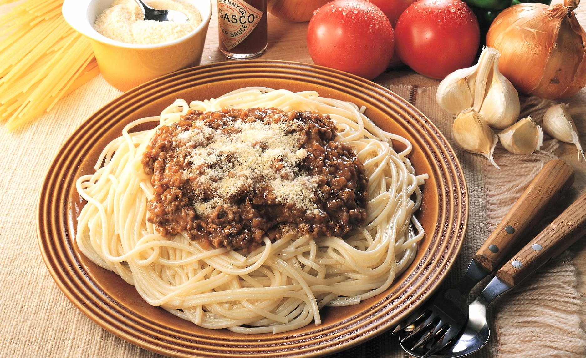 Spaghetti with meat ragout at 320 x 480 iPhone size wallpapers HD quality