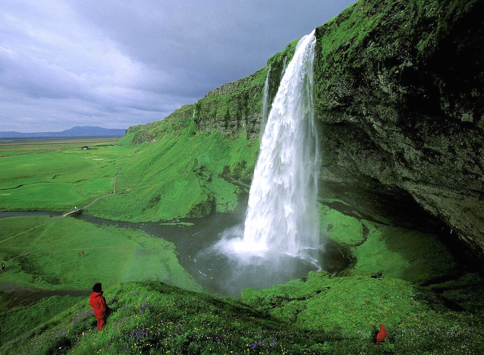 Waterfall in iceland at 320 x 480 iPhone size wallpapers HD quality