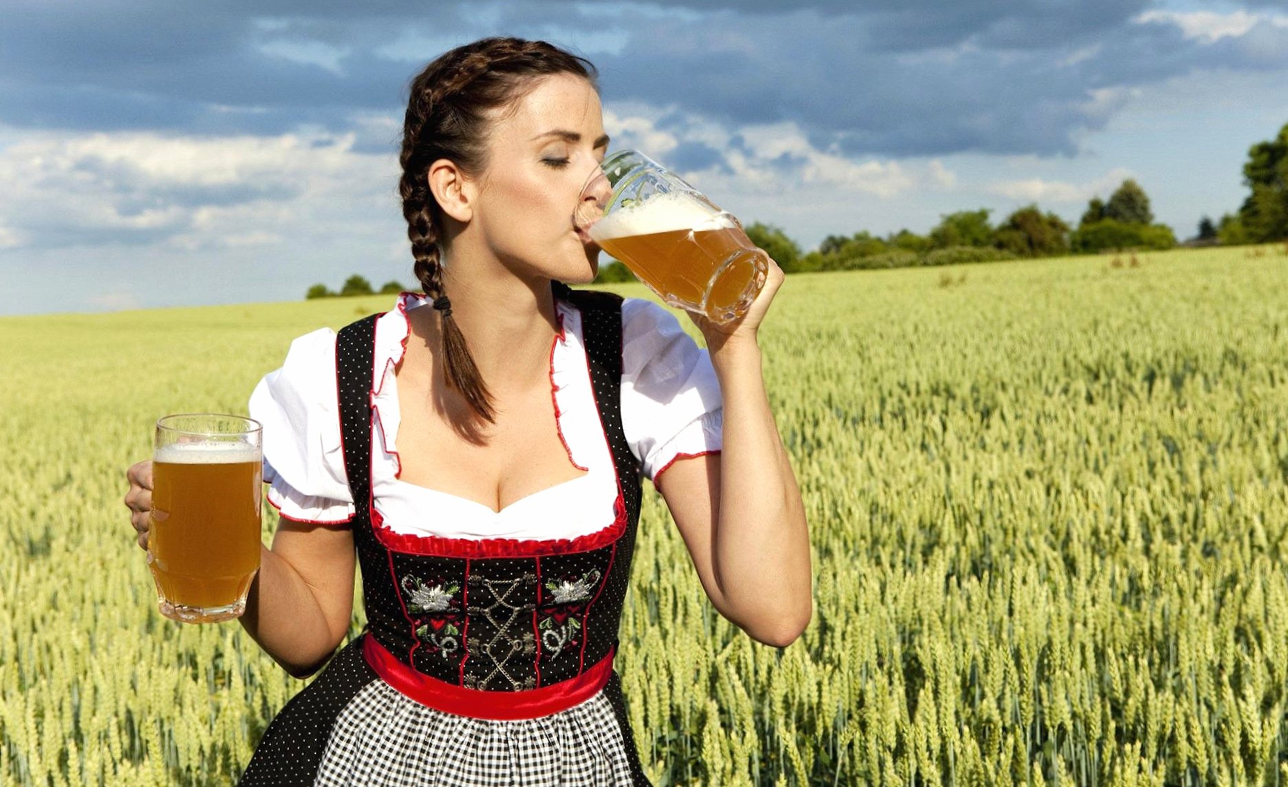 Woman drink beer at 320 x 480 iPhone size wallpapers HD quality