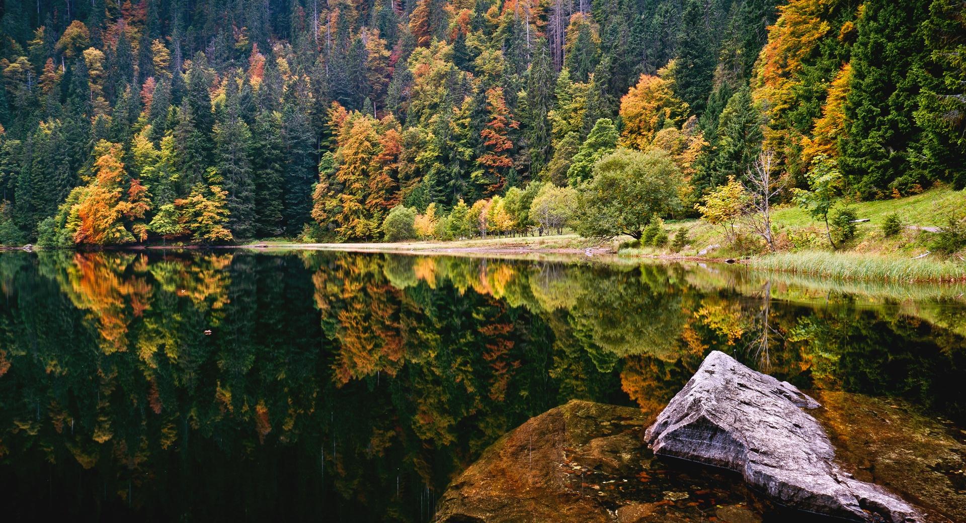 Amazing Autumn Lake View at 640 x 1136 iPhone 5 size wallpapers HD quality