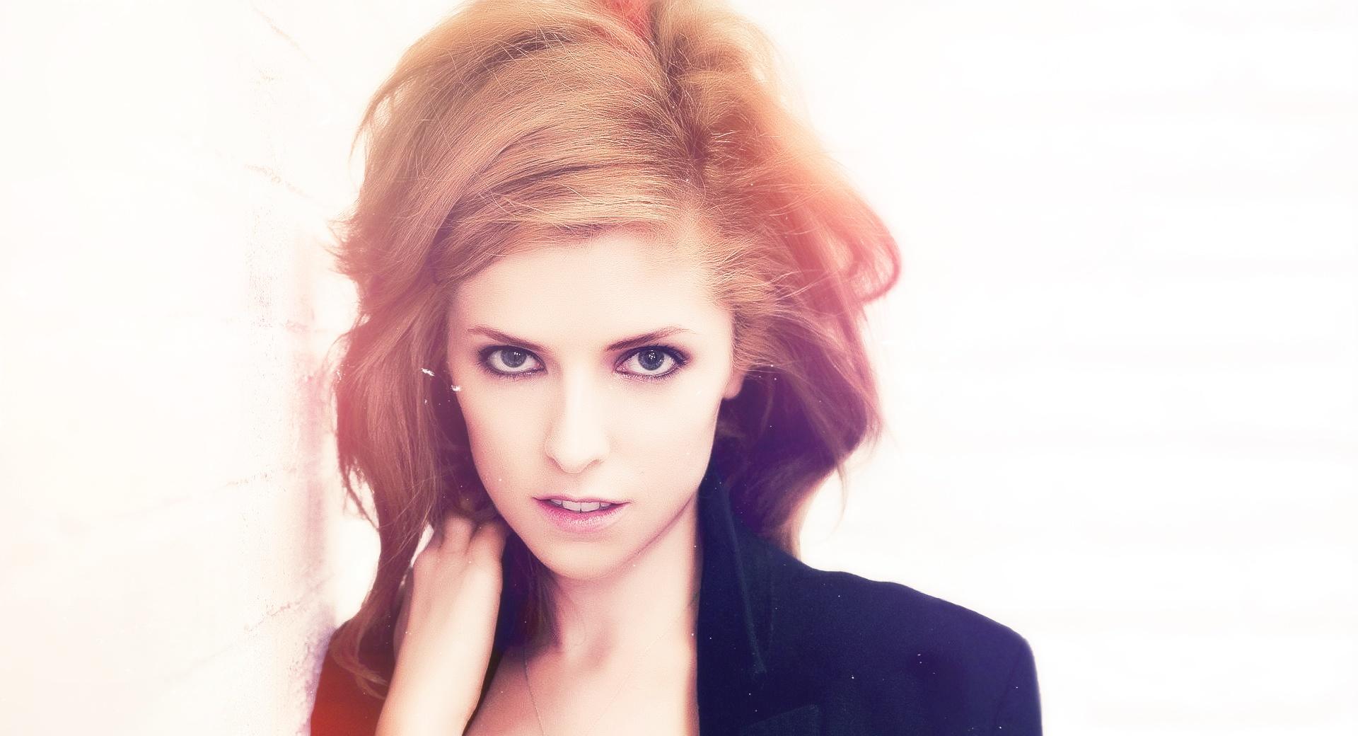 Anna Kendrick SDGN at 1600 x 1200 size wallpapers HD quality
