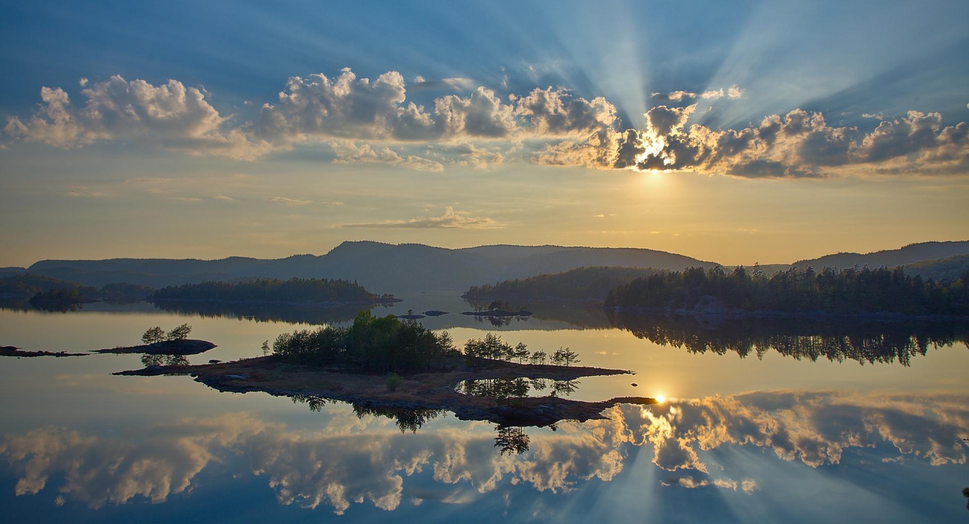 Beautiful Sunrays Reflection at 1152 x 864 size wallpapers HD quality