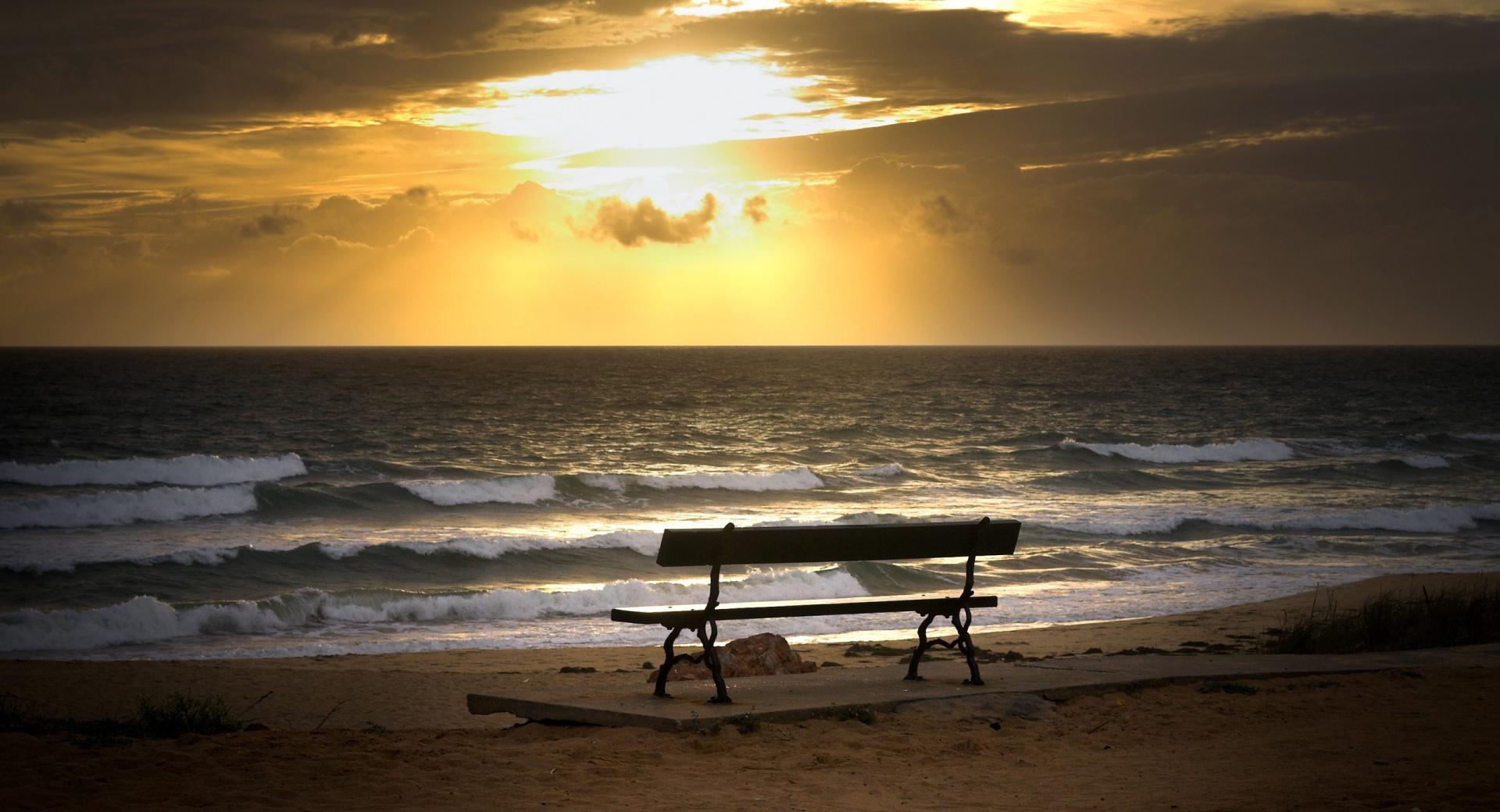 Bench On The Beach at 2048 x 2048 iPad size wallpapers HD quality