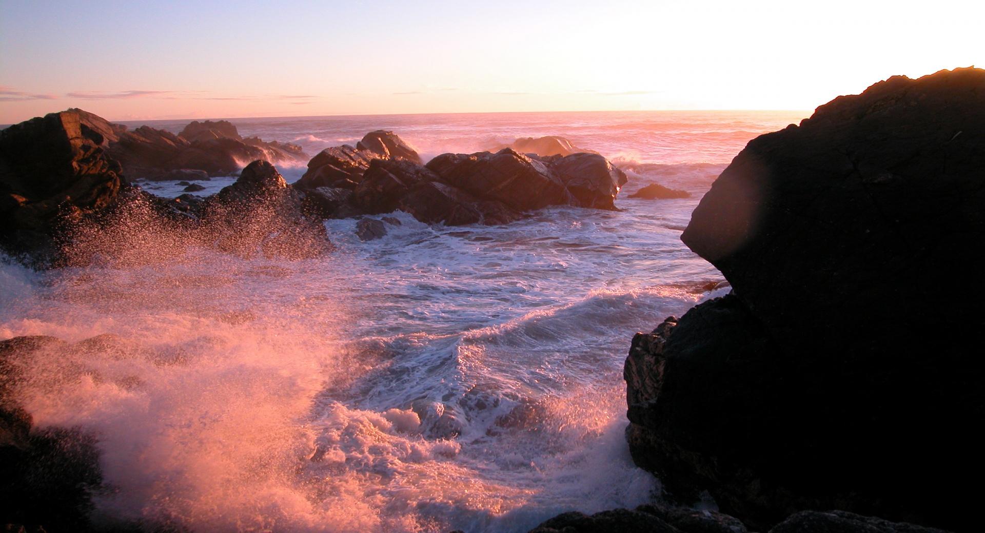Coast Waves at 640 x 960 iPhone 4 size wallpapers HD quality
