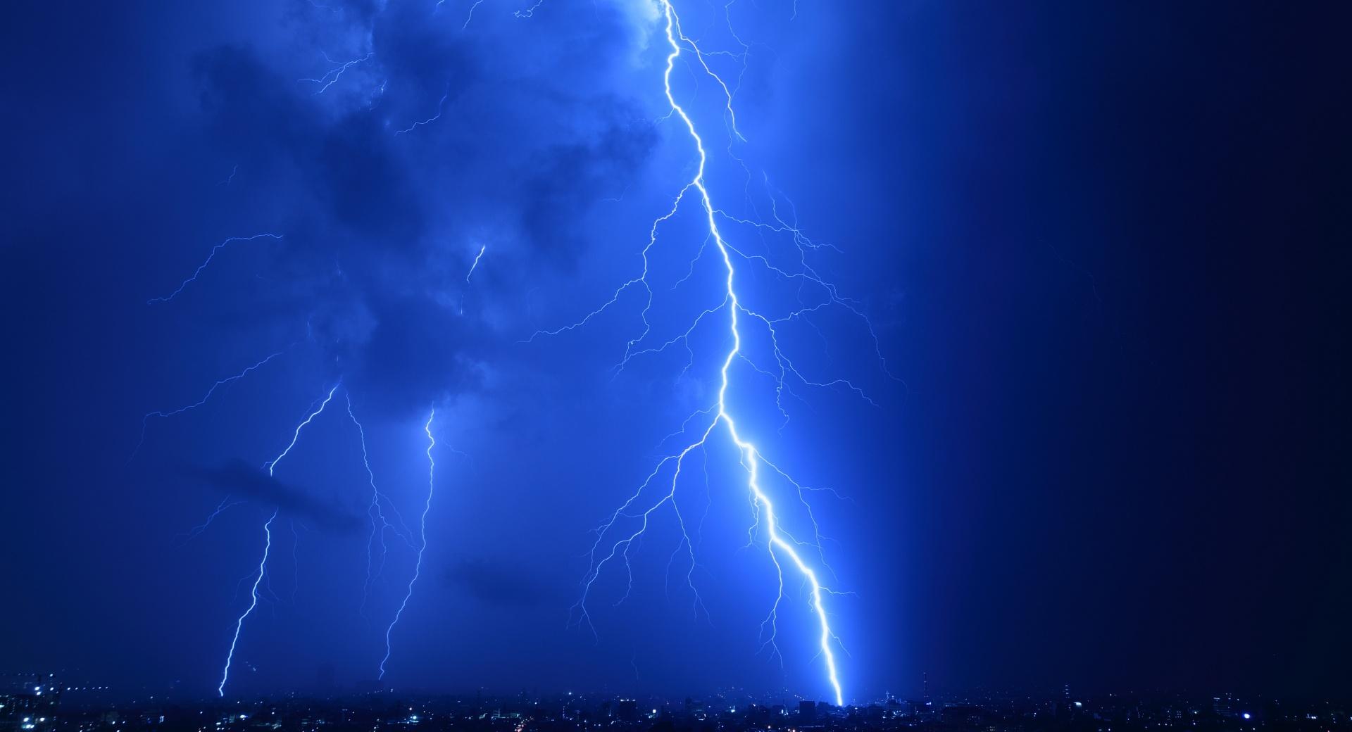 Cool Lightning Strikes at 750 x 1334 iPhone 6 size wallpapers HD quality
