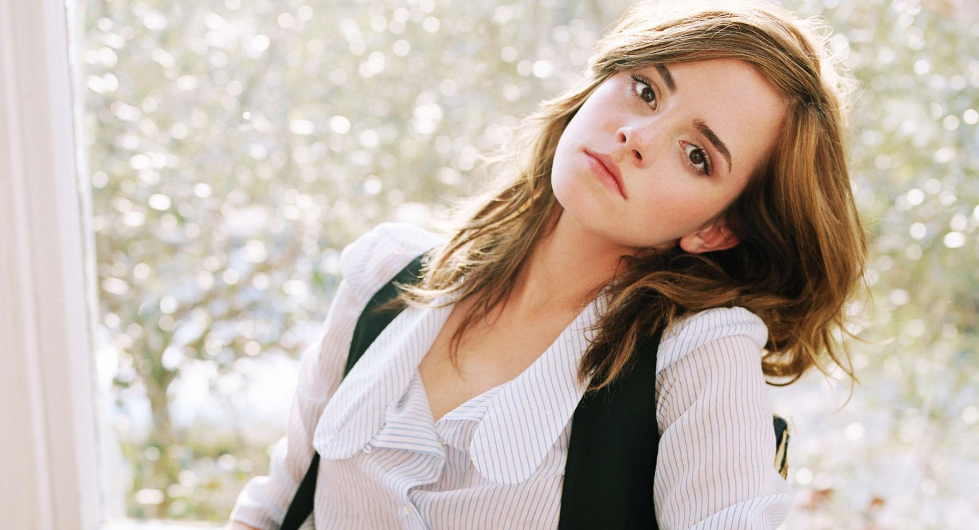 Emma Watson On A Chair at 640 x 960 iPhone 4 size wallpapers HD quality