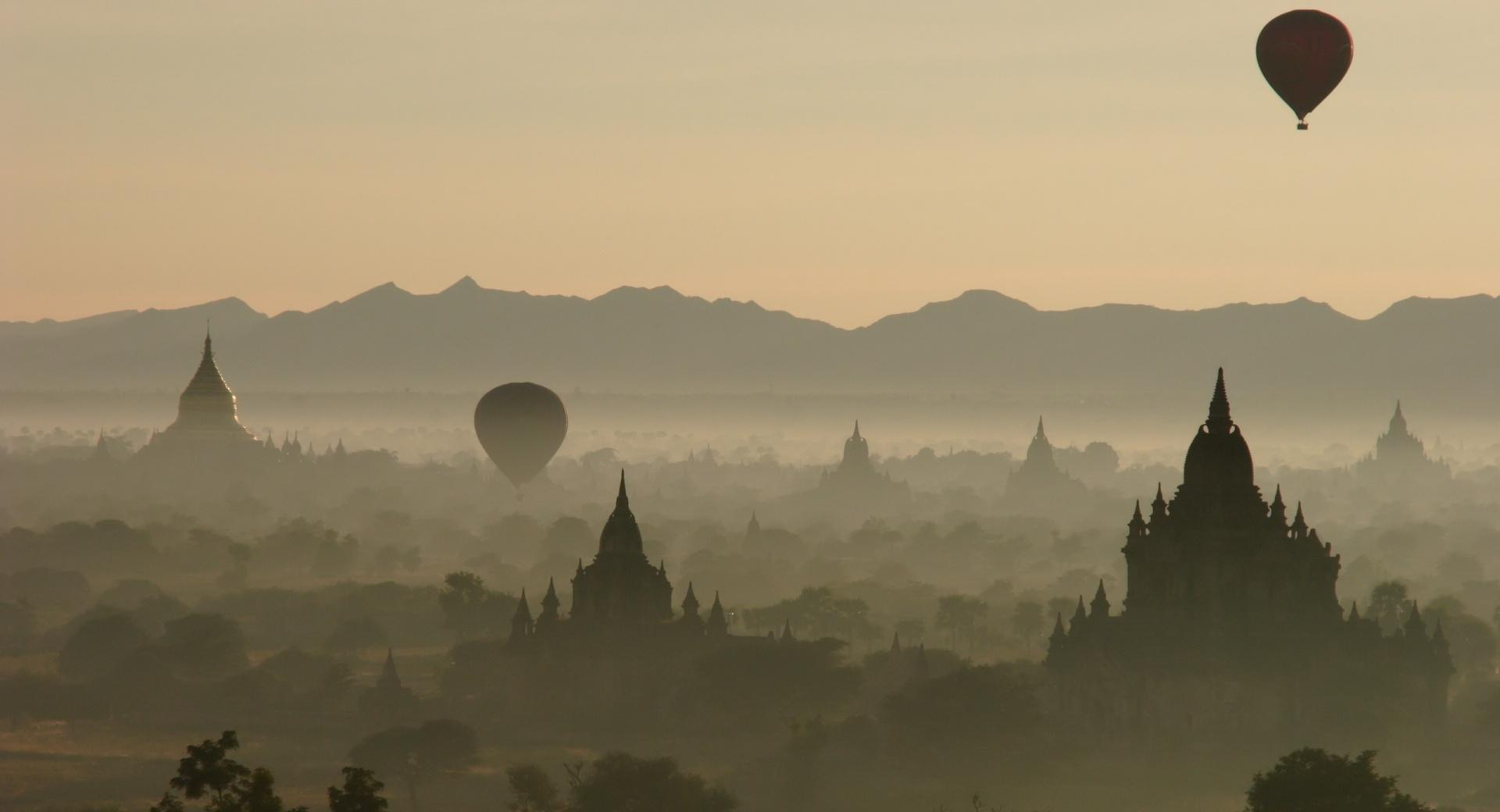 Hot Air Balloons Over North Guni Bagan Myanmar at 1334 x 750 iPhone 7 size wallpapers HD quality