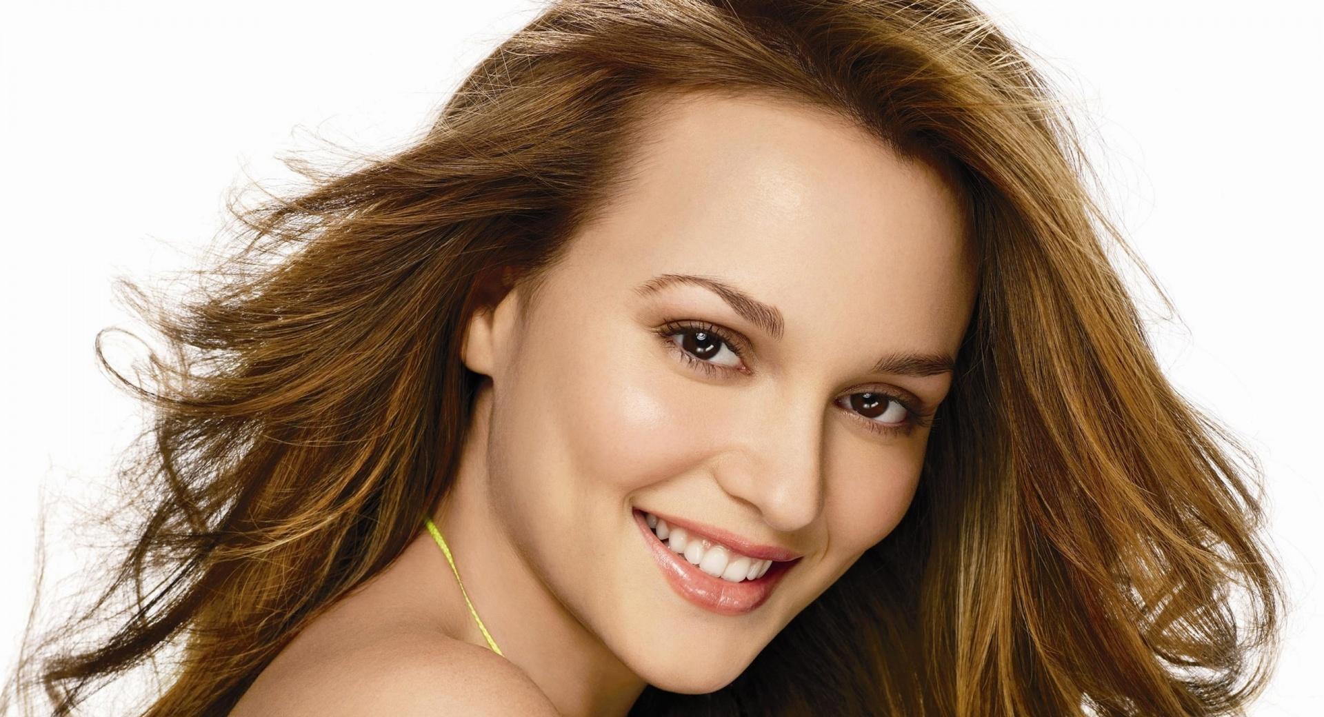 Leighton Meester Smile at 1024 x 768 size wallpapers HD quality