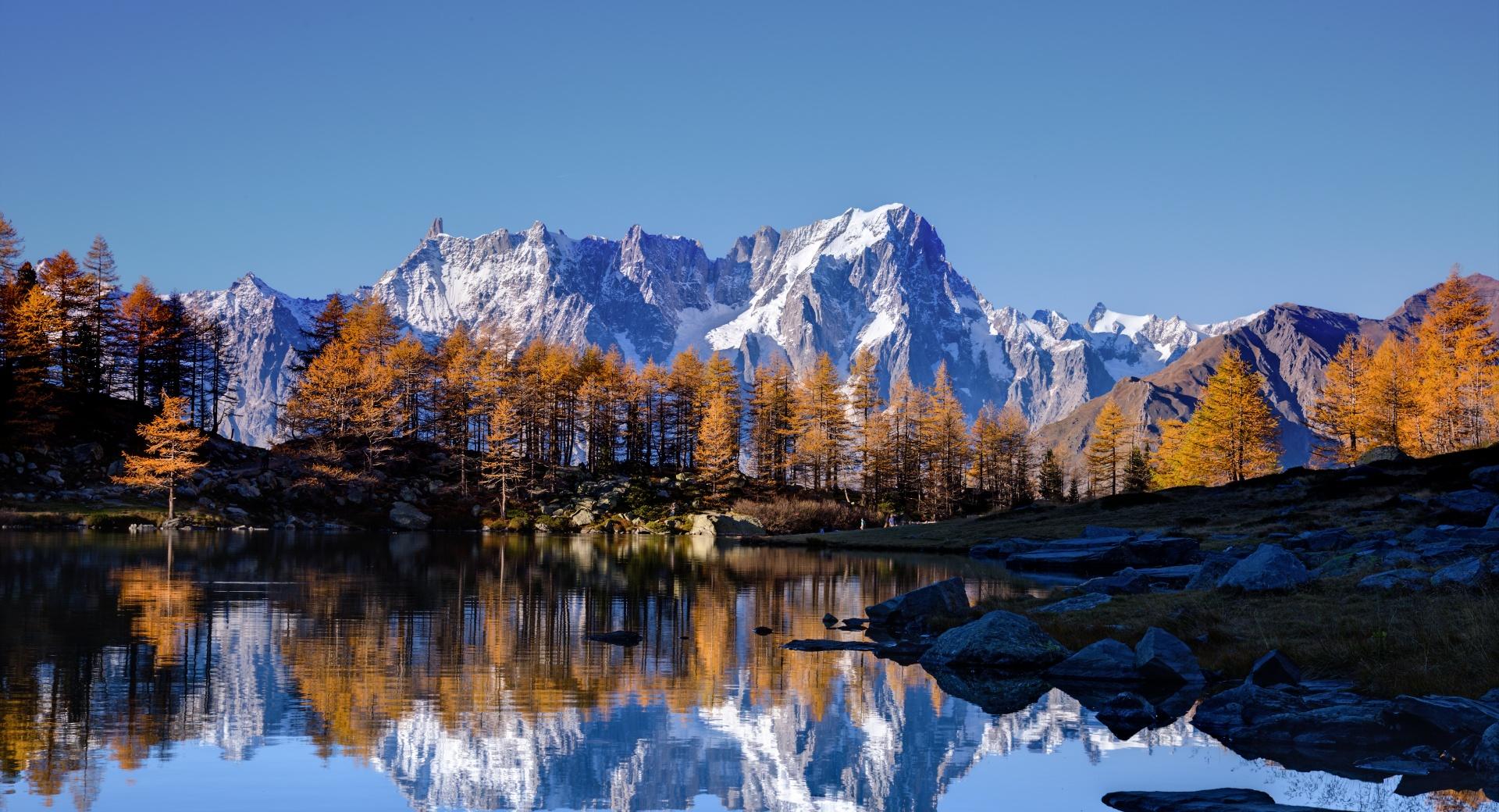 Mont Blanc Autumn at 1600 x 1200 size wallpapers HD quality