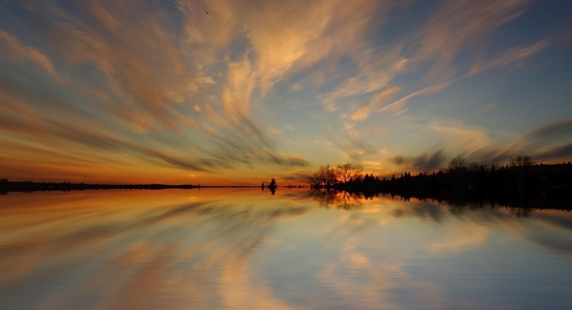 Symmetrical Sky Reflection at 640 x 960 iPhone 4 size wallpapers HD quality