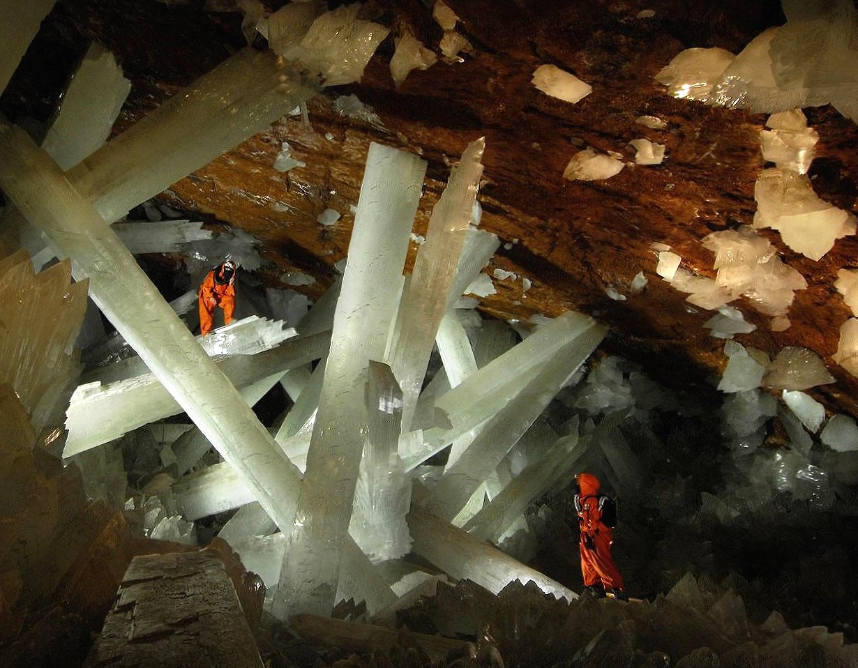 The giant crystal cave naica mexico at 640 x 960 iPhone 4 size wallpapers HD quality