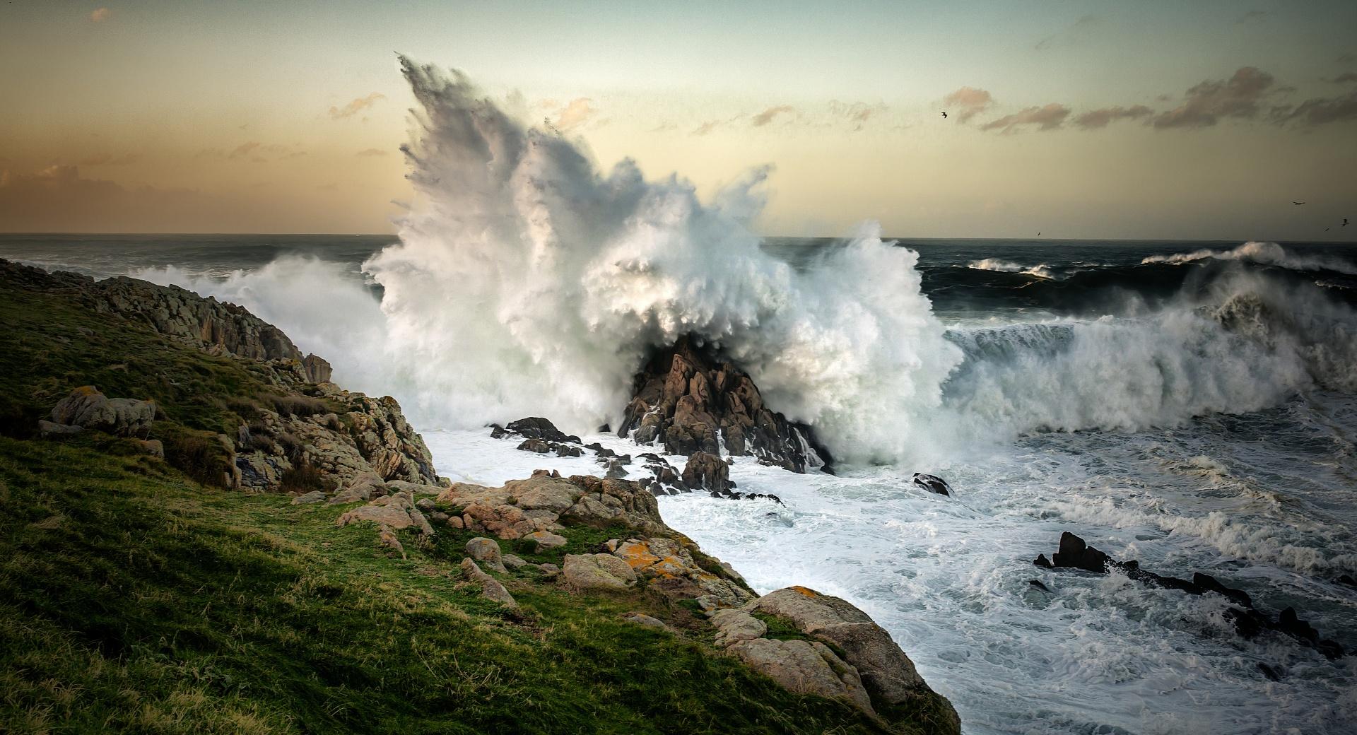 Wave Crashing On Rock at 640 x 1136 iPhone 5 size wallpapers HD quality
