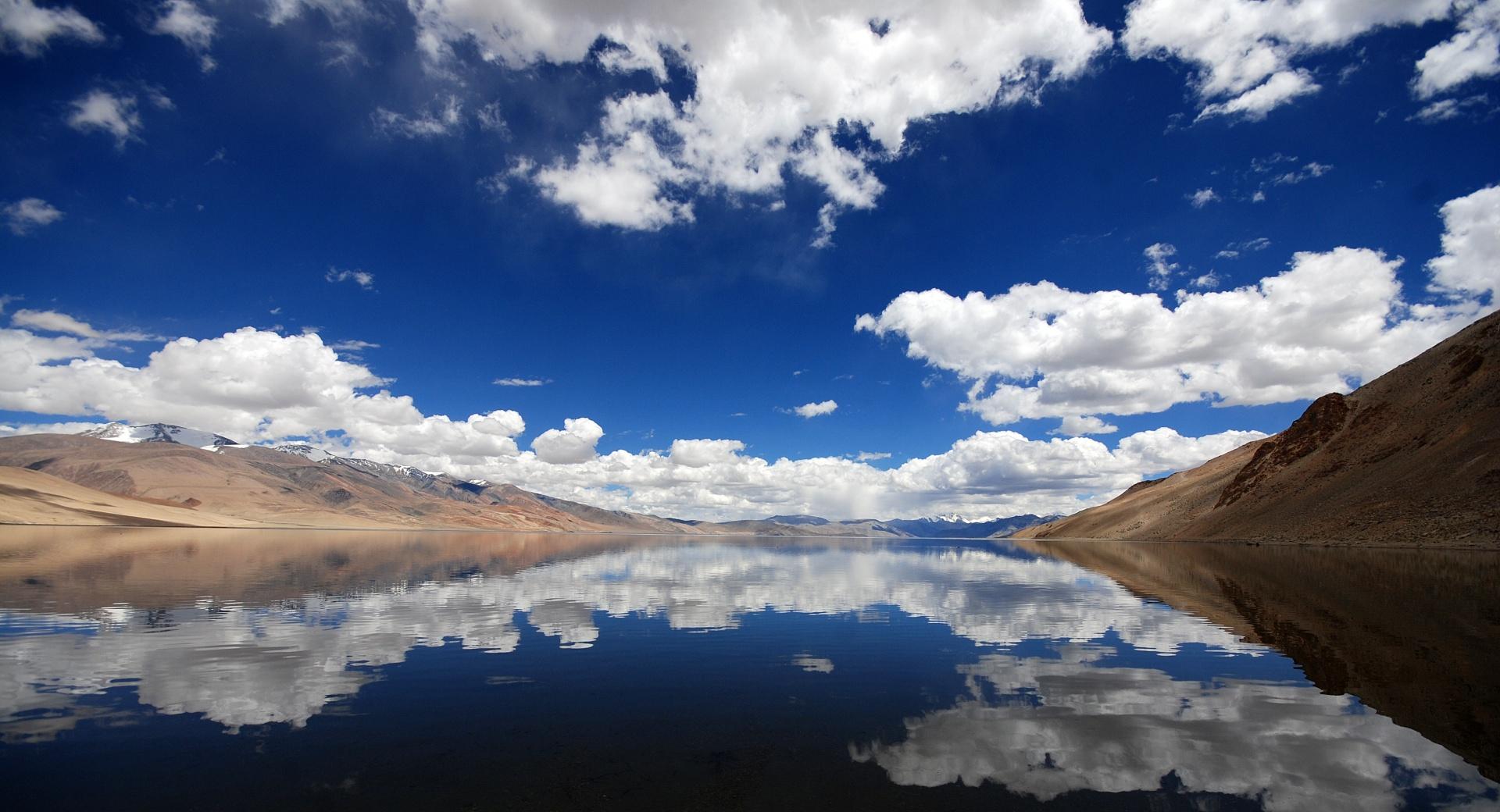 Clouds Reflection at 1152 x 864 size wallpapers HD quality