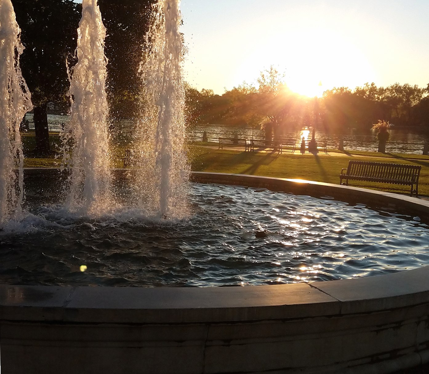 Fountain Sunset at 640 x 960 iPhone 4 size wallpapers HD quality