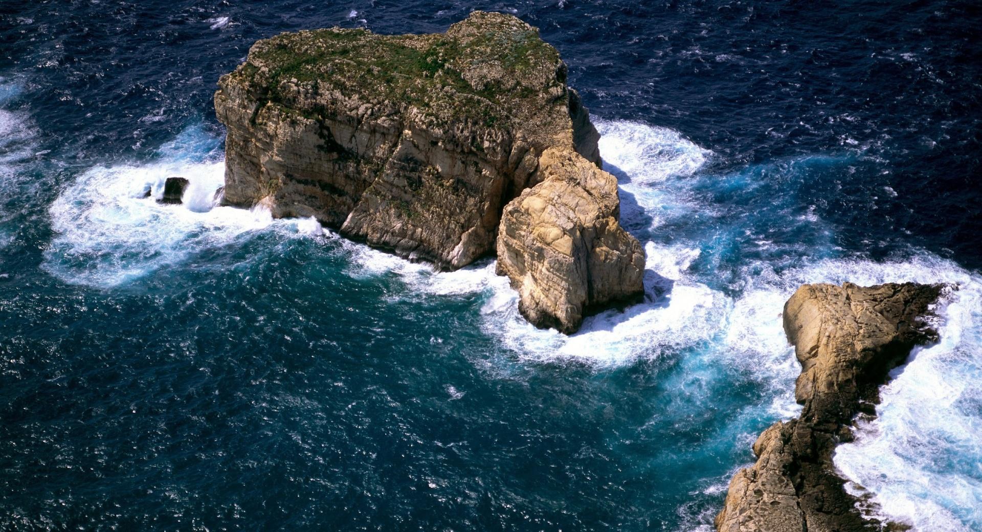 Fungus Rock Gozo at 640 x 960 iPhone 4 size wallpapers HD quality