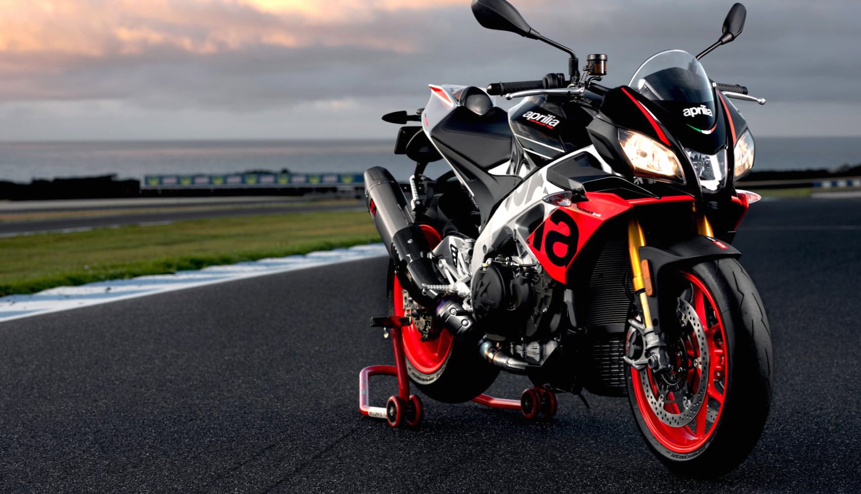 Aprilia Tuono V4 1100 Factory at 1334 x 750 iPhone 7 size wallpapers HD quality