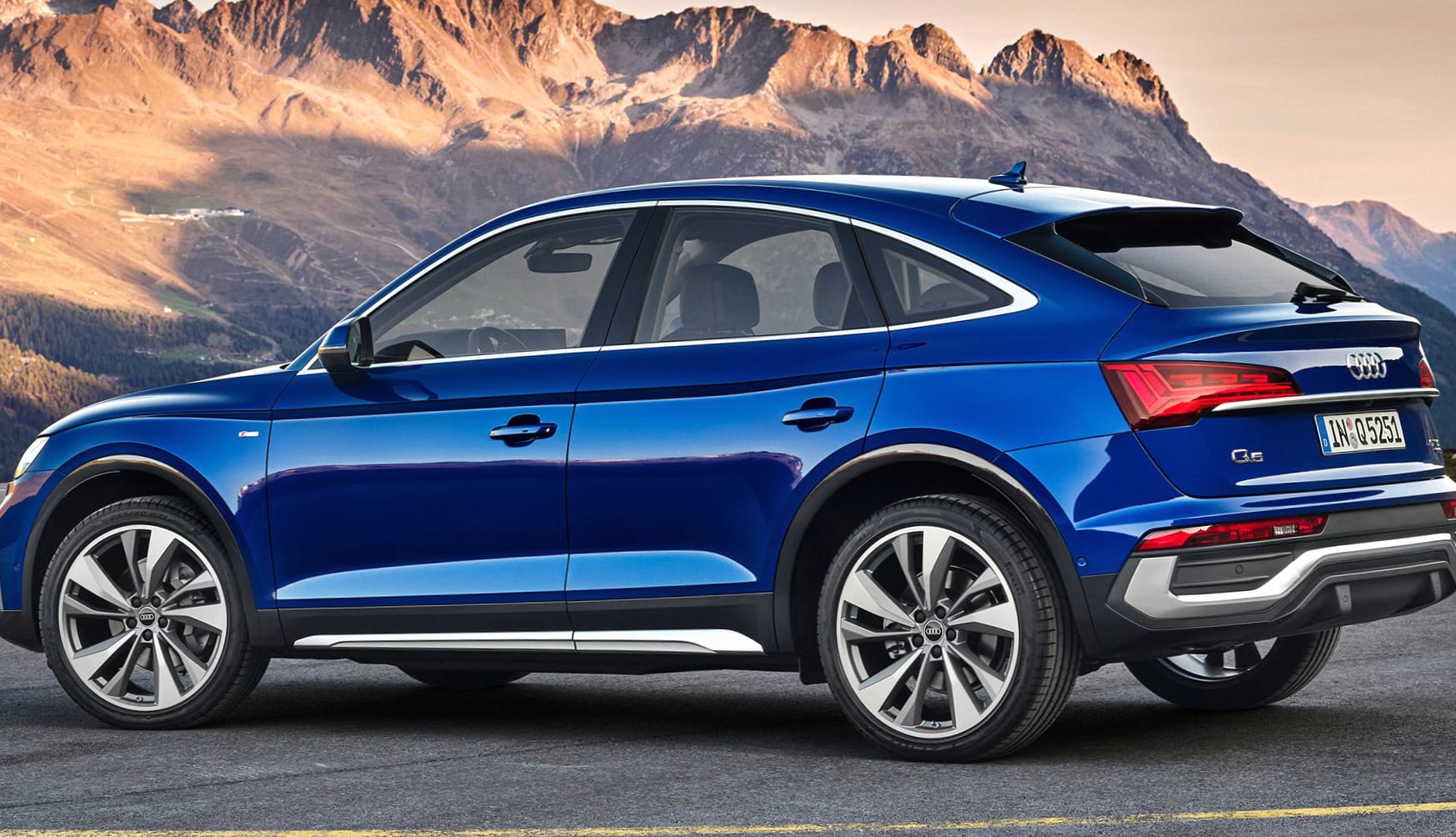 Audi Q5 45 TFSI Sportback S Line at 320 x 480 iPhone size wallpapers HD quality
