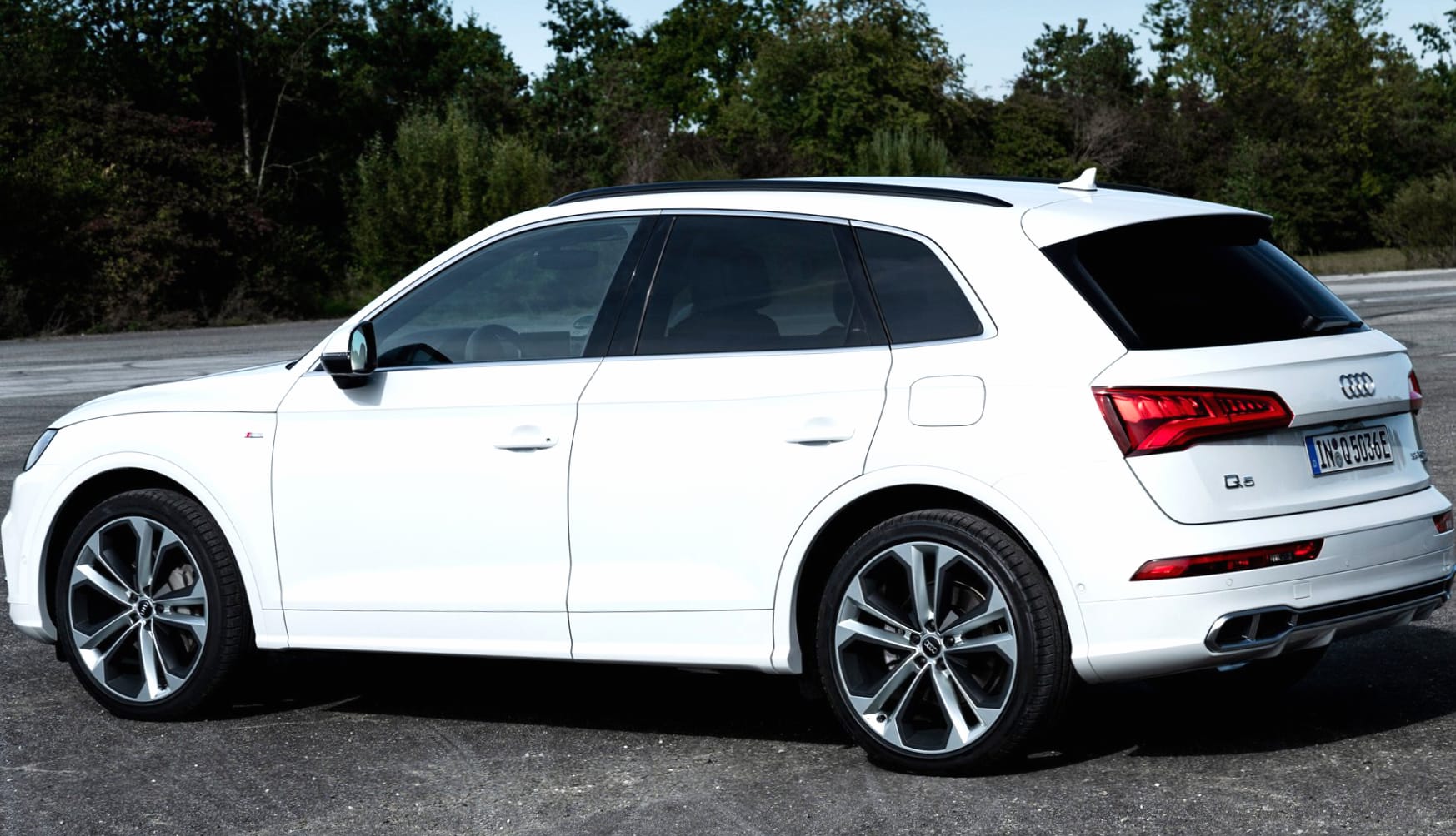 Audi Q5 55 TFSI Plug-In Hybrid S Line at 320 x 480 iPhone size wallpapers HD quality