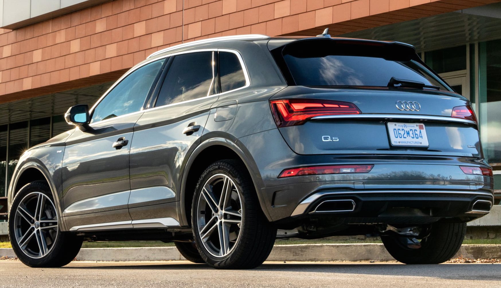 Audi Q5 Plug-In Hybrid S Line at 1152 x 864 size wallpapers HD quality