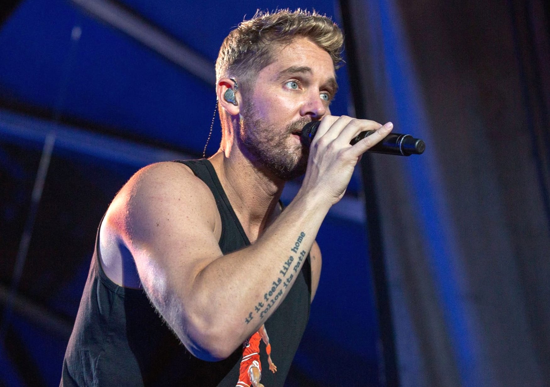 Brett Young at 1334 x 750 iPhone 7 size wallpapers HD quality