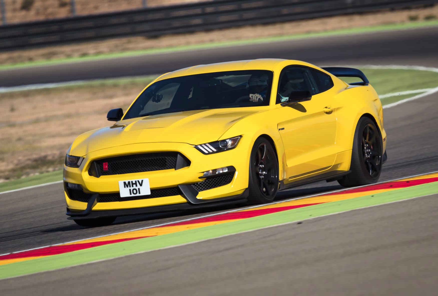 Ford Mustang GT350 at 320 x 480 iPhone size wallpapers HD quality