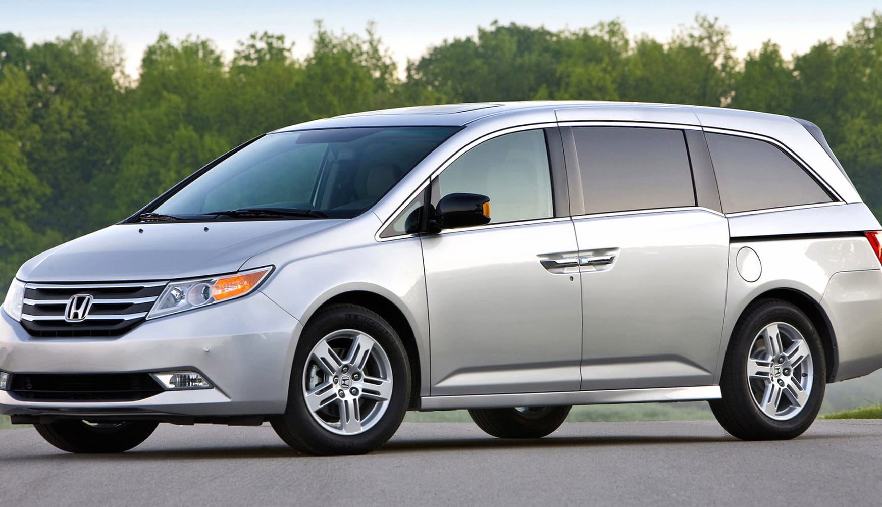 Honda Odyssey Touring at 640 x 1136 iPhone 5 size wallpapers HD quality