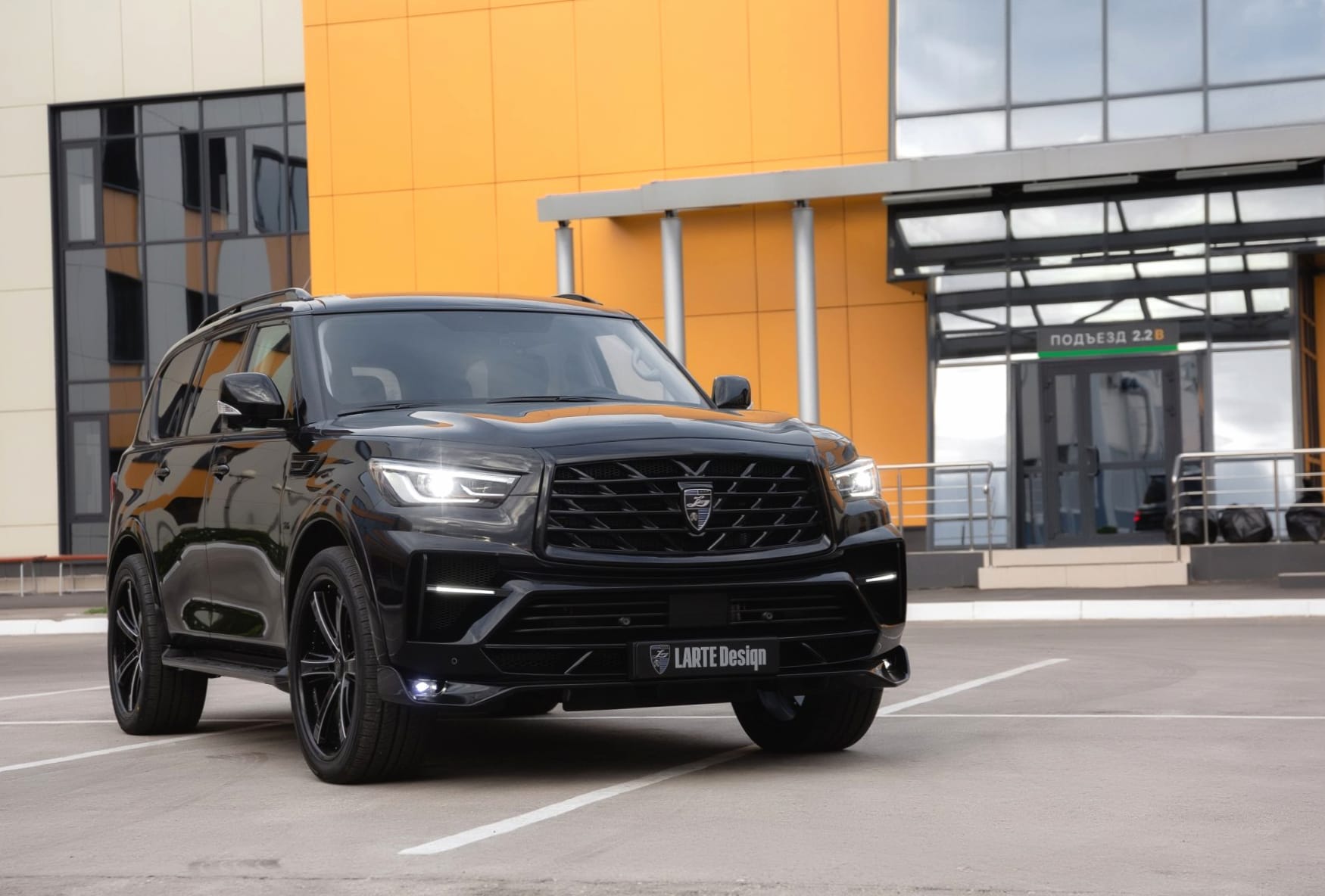 Infiniti QX80 at 1024 x 1024 iPad size wallpapers HD quality