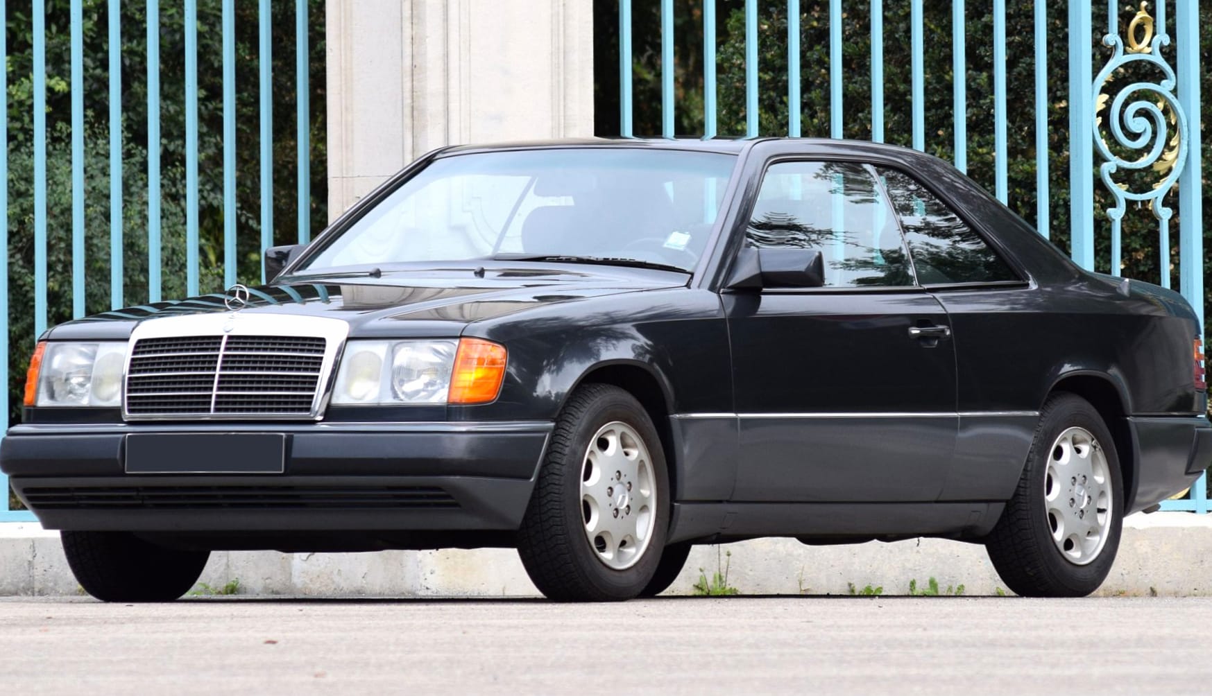 Mercedes-Benz 230 CE at 2048 x 2048 iPad size wallpapers HD quality