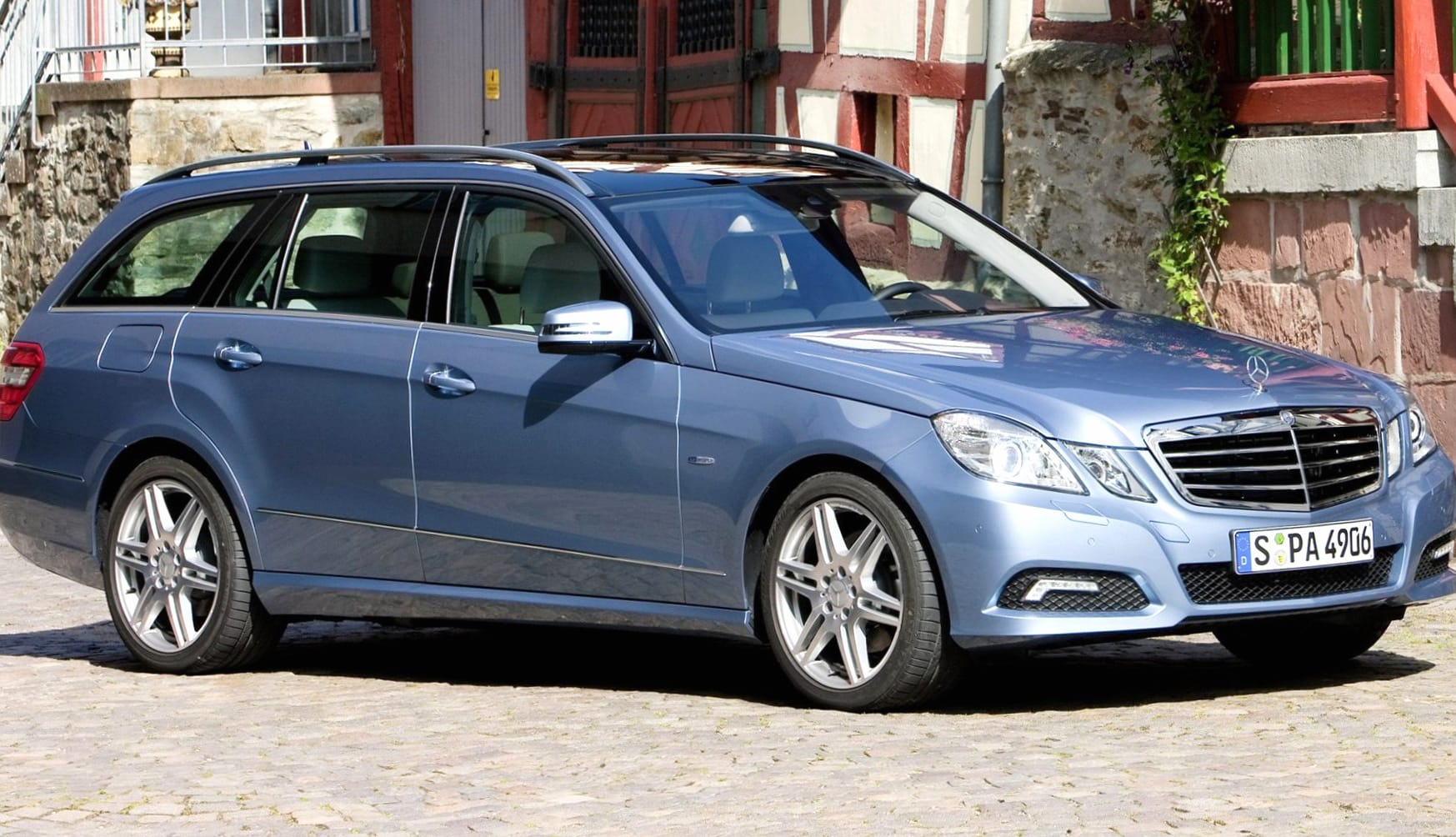 Mercedes-Benz E 350 CDI 4Matic Estate Avantgarde at 1024 x 1024 iPad size wallpapers HD quality